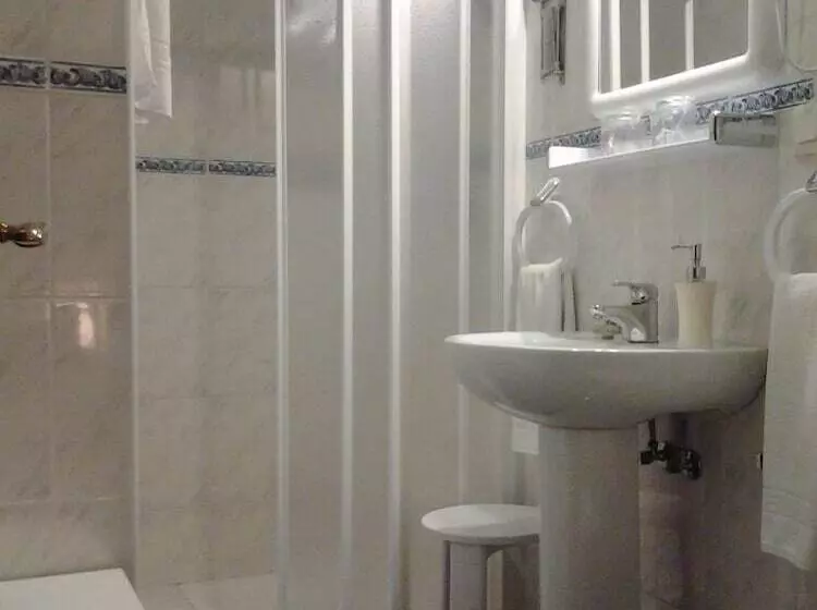 اتاق استاندارد سه نفره, Foronda