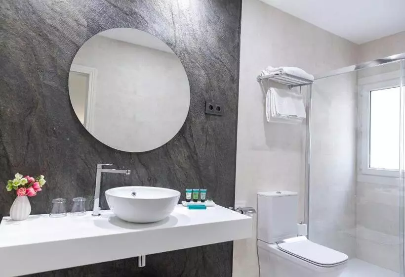 Standard Room, Serrano