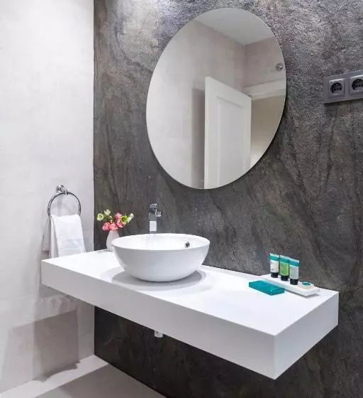 Standard Room, Serrano