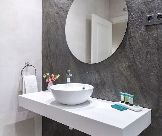 Standard Room, Serrano
