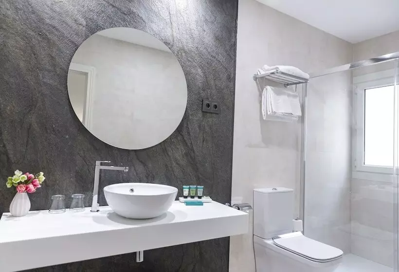 Standard Room, Serrano