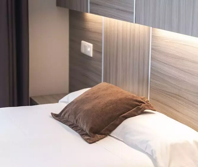 Standard Single Room, Serrano