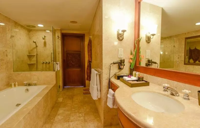 اتاق لوکس با چشم‌انداز باغ, Furama Resort Danang