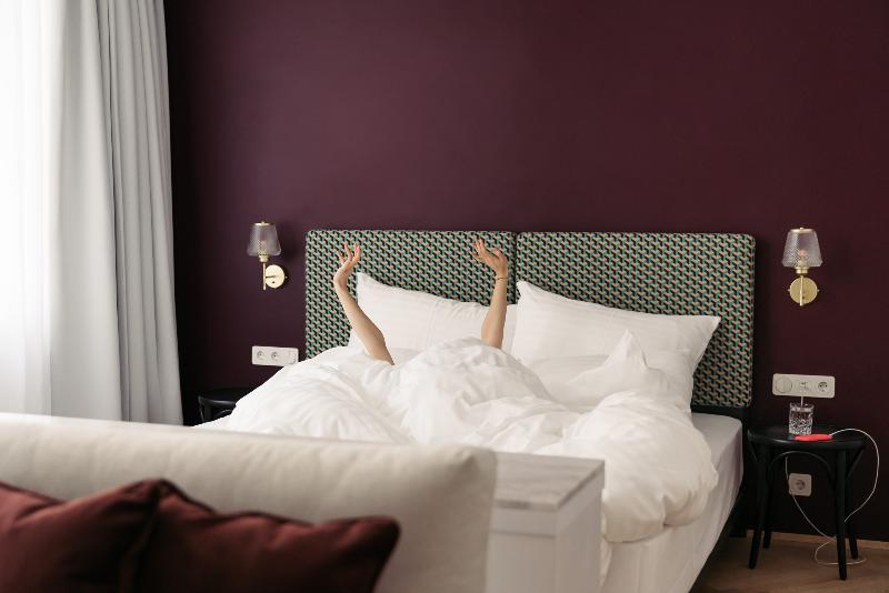 标准间, Schani Salon