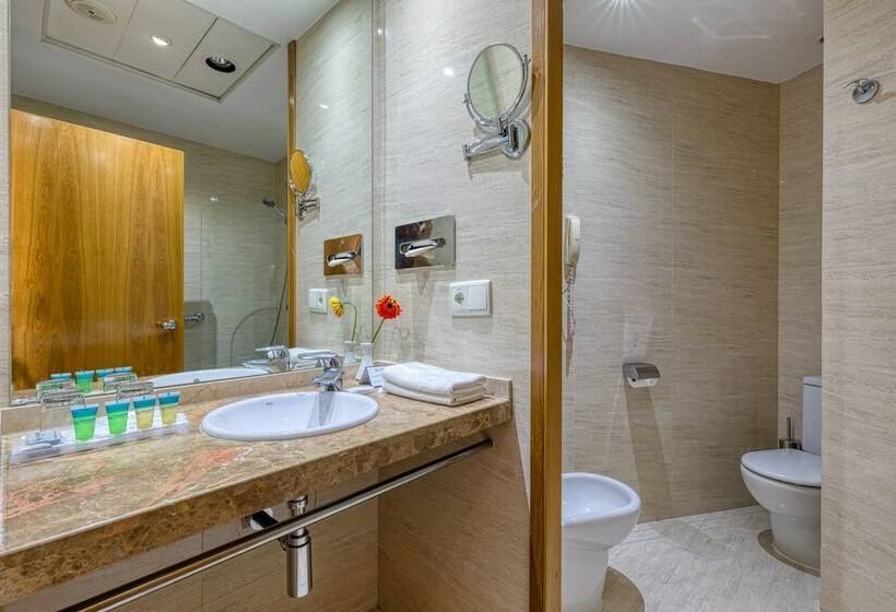 غرفة قياسية, Senator Parque Central