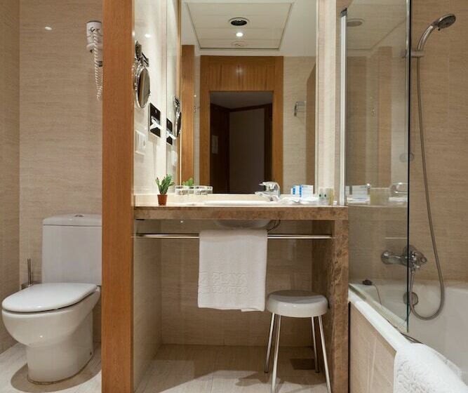 غرفة قياسية, Senator Parque Central