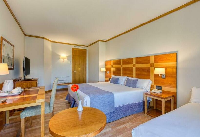 غرفة قياسية ثلاثية, Senator Parque Central