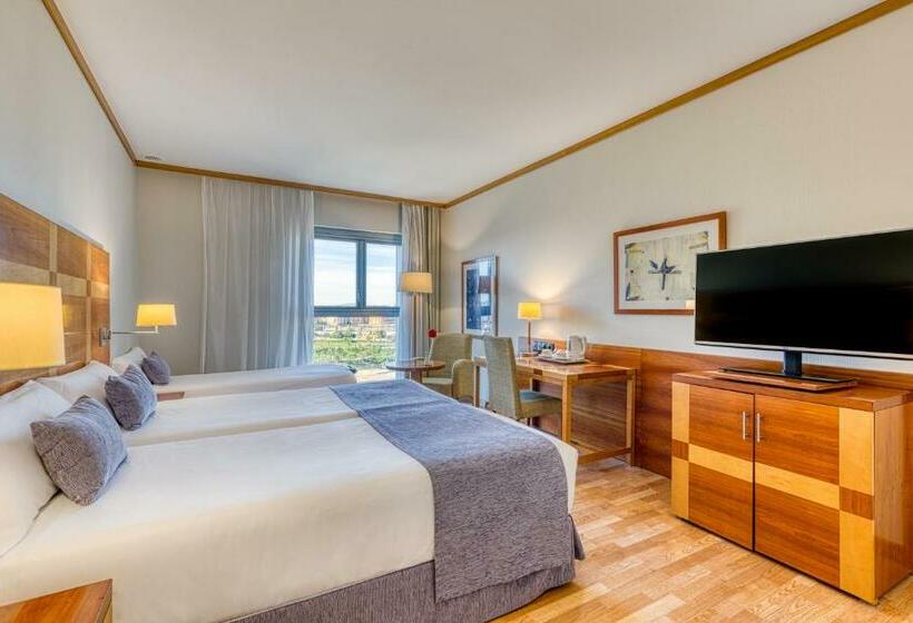 غرفة قياسية ثلاثية, Senator Parque Central