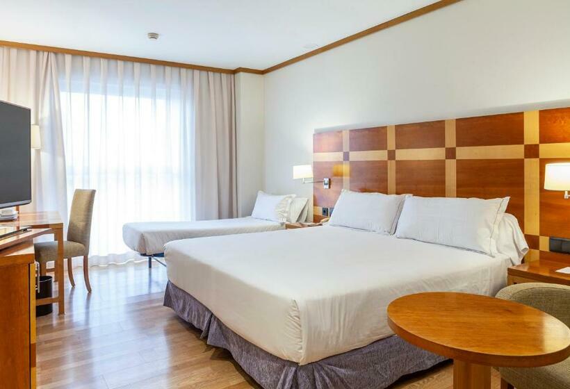 غرفة قياسية ثلاثية, Senator Parque Central