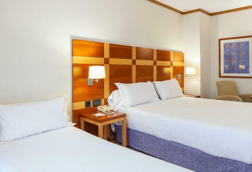 غرفة قياسية ثلاثية, Senator Parque Central