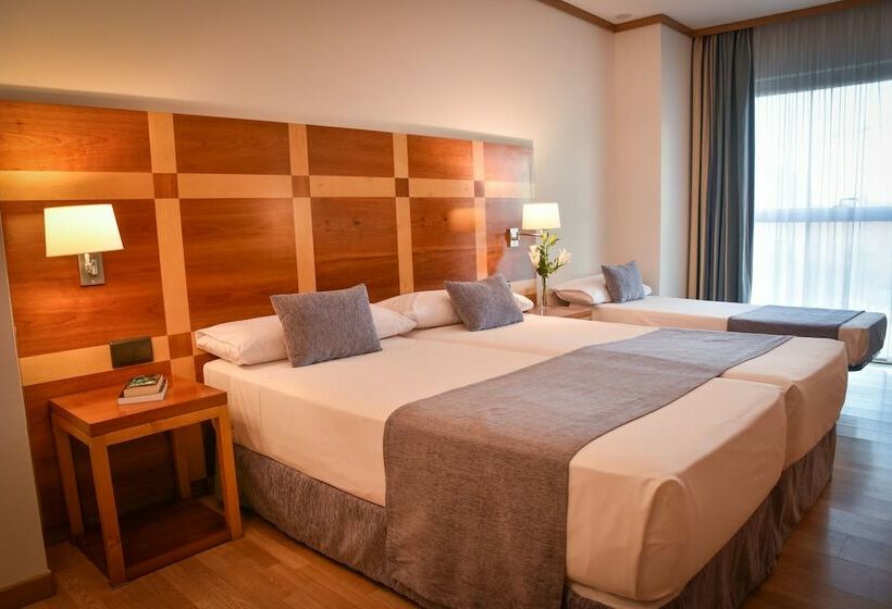 غرفة قياسية ثلاثية, Senator Parque Central