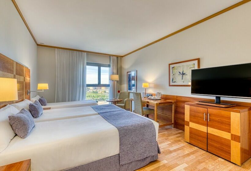 غرفة قياسية ثلاثية, Senator Parque Central