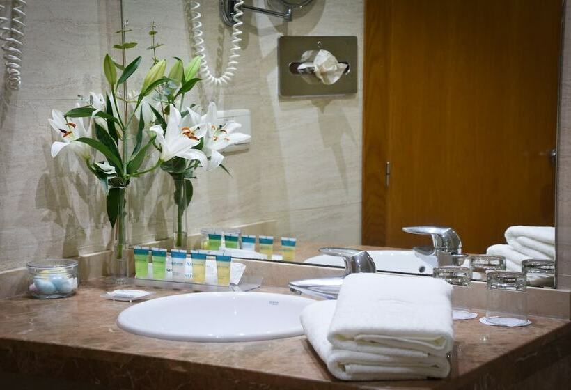 غرفة قياسية ثلاثية, Senator Parque Central