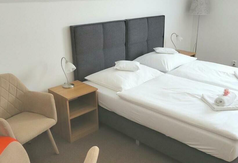 غرفة سوبيريور, U Brány