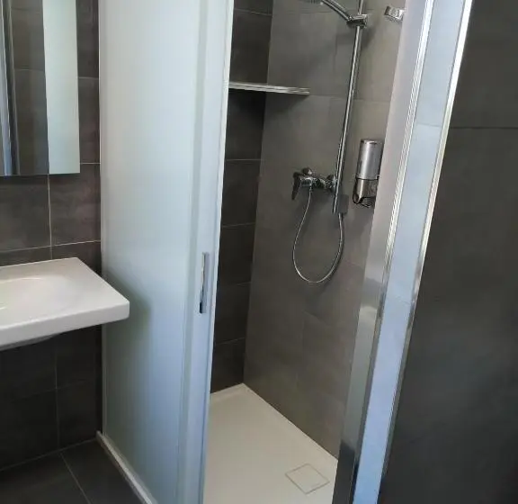バスルーム共有のトリプルスタンダード, Relax Hotel Valaška