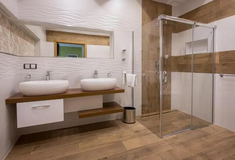 キングサイズベッドのデラックススイート, Relax Hotel Valaška