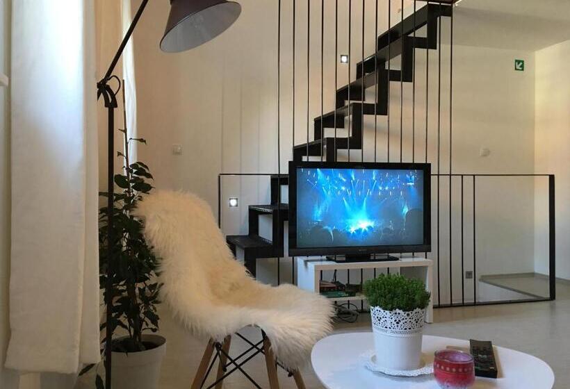 آپارتمان دوبلکس 1 خوابه, Central Split Rooms And Apartments Paese