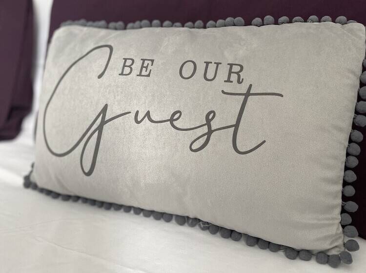 اتاق خانوادگی, Cherwood Guest House