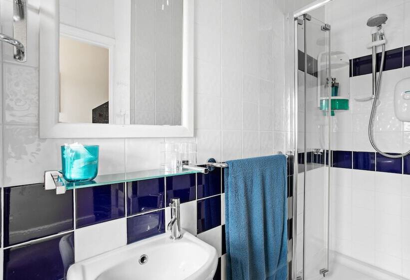 اتاق خانوادگی, Cherwood Guest House