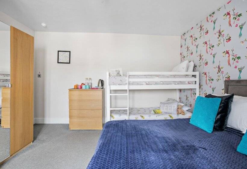 اتاق خانوادگی, Cherwood Guest House