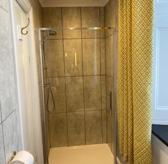 标准间, Ernespie House