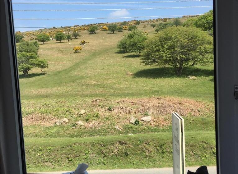 اتاق اکونومی یک تخته, The Moorland