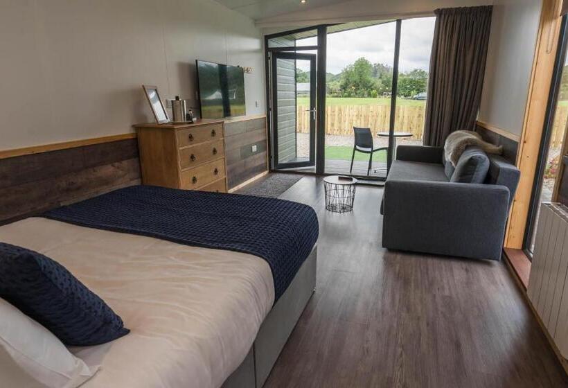 إستوديو سوبيريور, Oak Tree Inn