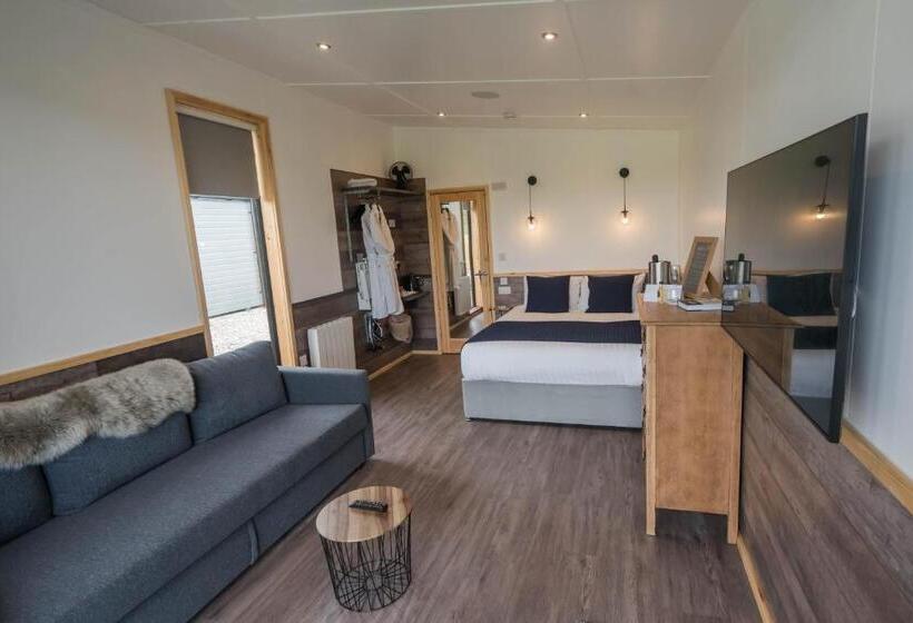 إستوديو سوبيريور, Oak Tree Inn