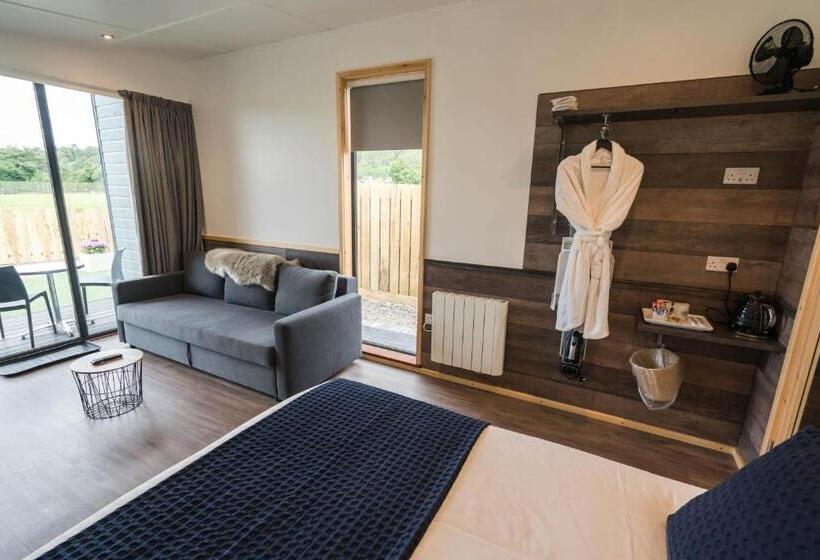 إستوديو سوبيريور, Oak Tree Inn