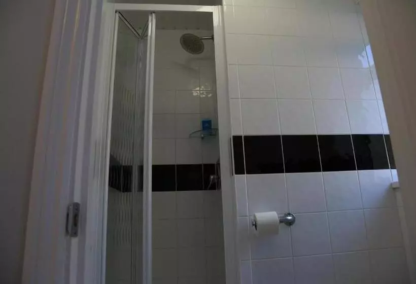 اتاق استاندارد یک نفره, Debden Guest House