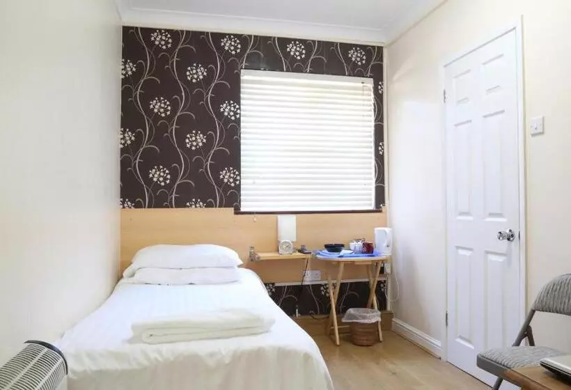 اتاق استاندارد یک نفره, Debden Guest House