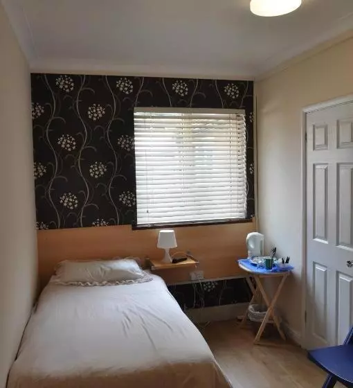 اتاق استاندارد یک نفره, Debden Guest House