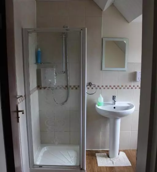 اتاق خانوادگی, Debden Guest House