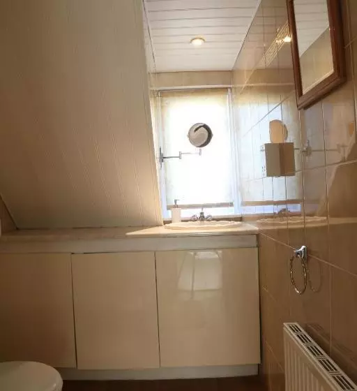 اتاق استاندارد سه نفره, Debden Guest House