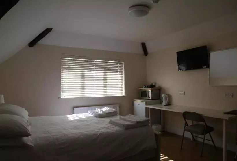 اتاق استاندارد سه نفره, Debden Guest House