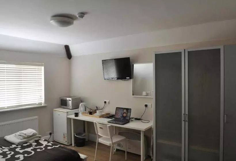اتاق استاندارد سه نفره, Debden Guest House