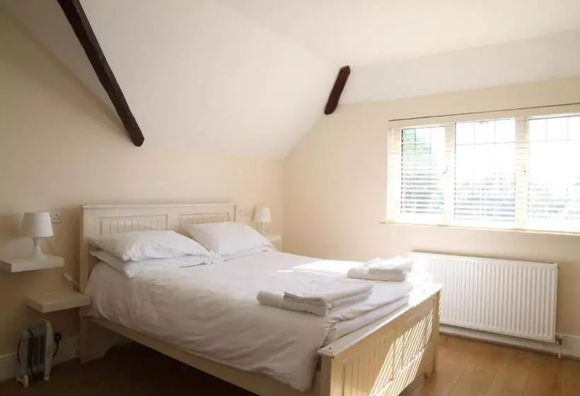 اتاق استاندارد سه نفره, Debden Guest House