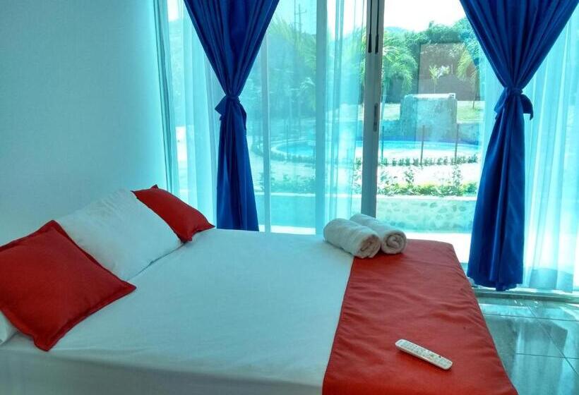 غرفة قياسية مطلّة علي حمام السباحة, La Rivera Playa Palomino