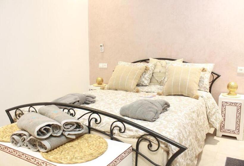 Standard room with outdoor bath, Riad Miel & Une Nuit