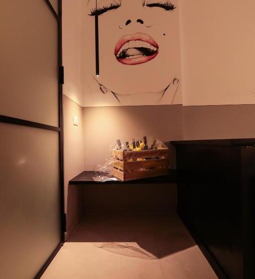 سوئیت با وان آب گرم, O.effe. Suites / Vatican