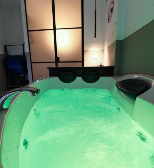 سوئیت با وان آب گرم, O.effe. Suites / Vatican