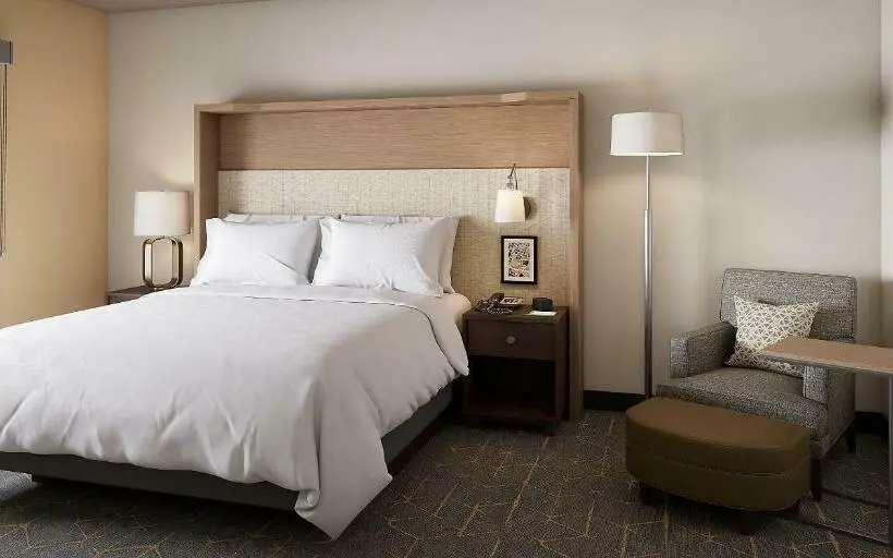 キングサイズベッドのスタンダードルーム, Holiday Inn Fort Worth   Alliance By Ihg