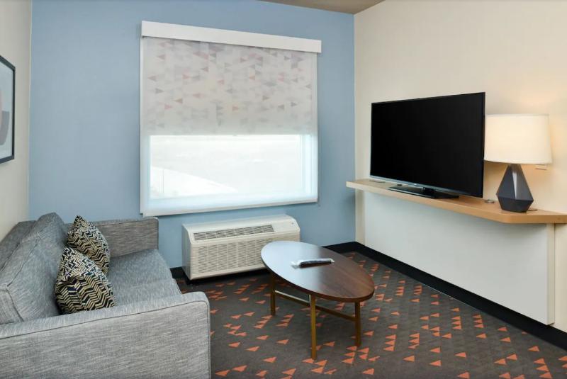 带大床的套房, Holiday Inn Fort Worth   Alliance By Ihg