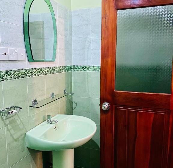 غرفة قياسية ثلاثية, Montana Rest