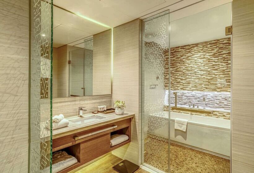 اتاق لوکس با چشمانداز دریاچه, Pullman Sharjah