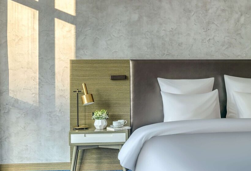 Номер Deluxe Вид на Озеро, Pullman Sharjah