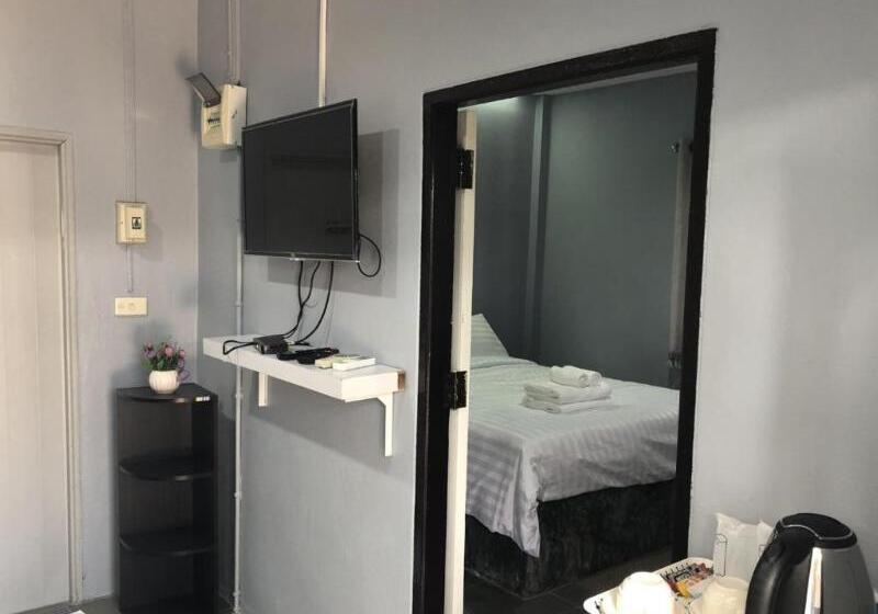 חדר דלוקס, The Money Inn