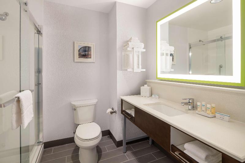 اتاق استاندارد با تخت بزرگ, Hampton Inn & Suites Raleigh Midtown