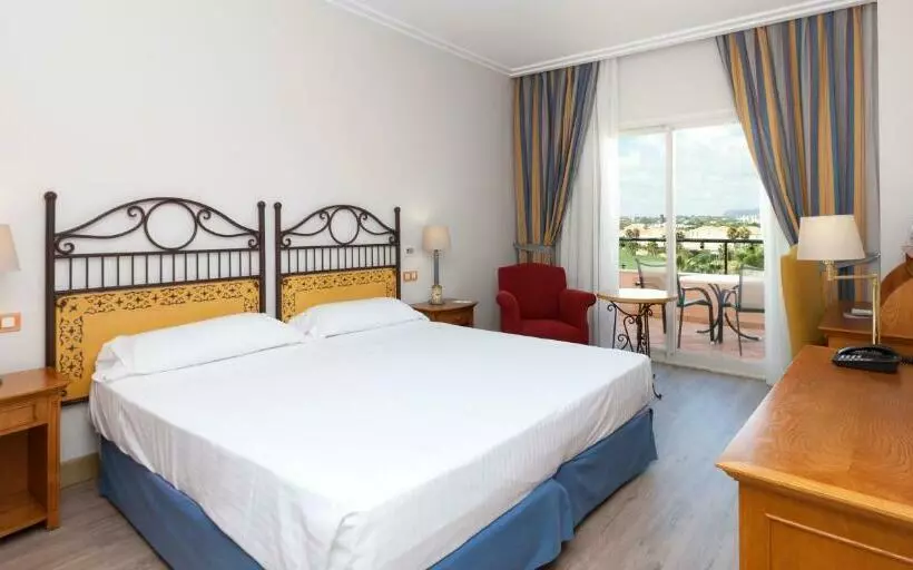 اتاق استاندارد با چشم‌انداز دریاچه, Alicante Golf