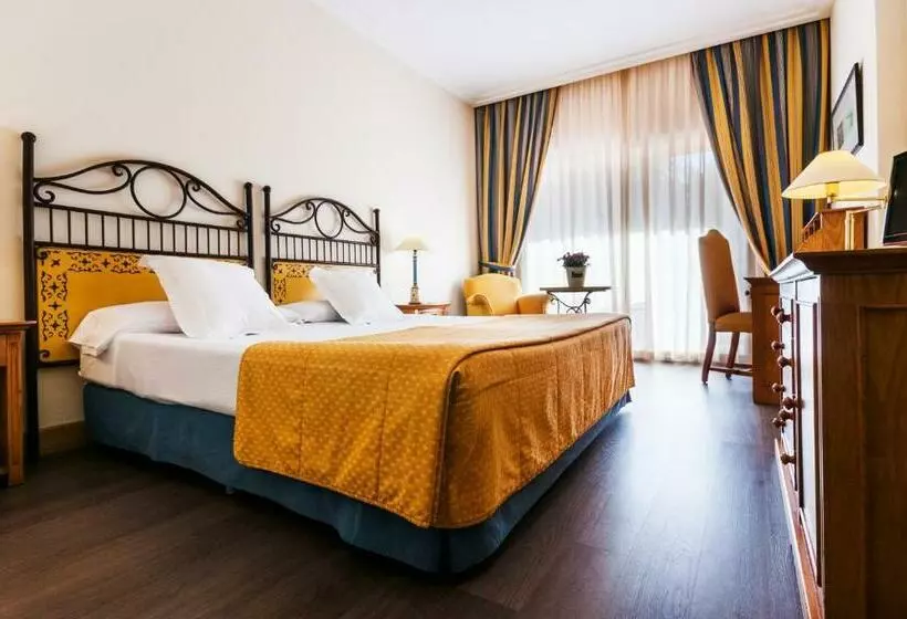 اتاق استاندارد با چشم‌انداز دریاچه, Alicante Golf